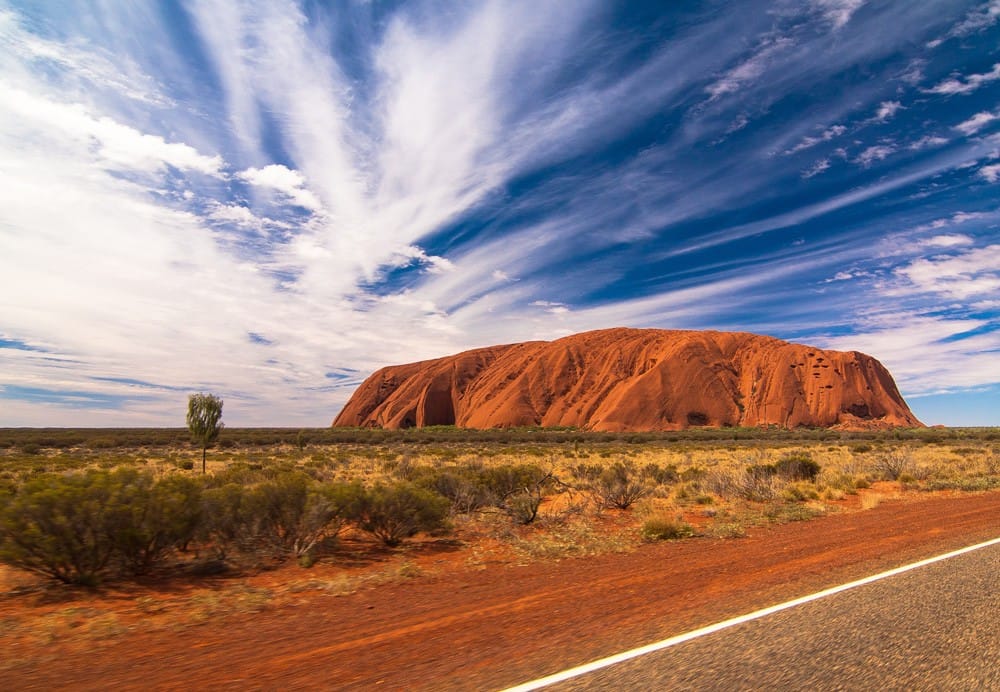Temperatura Australia el invierno en Australia en la montaña de Uluru, en el desierto.
